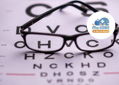 lunettes posées sur test visuel lettres