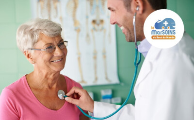 senior femme et médecin riant pendant examen stéthoscope