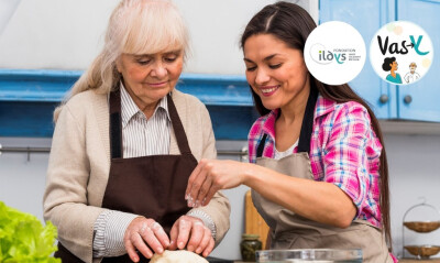 femme senior préparant gâteau avec jeune femme souriantes